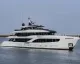 Superyacht Majesty bianco a più ponti in navigazione su acque calme