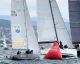 Imbarcazioni a vela in mare intorno a una boa rossa durante attività veliche inclusive a Lignano