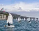 Numerose derive Optimist in regata davanti al lungomare di Barcola con bandiere sullo sfondo