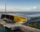 Stabilimento Azimut a Livorno sul mare con imbarcazione da prova ormeggiata al molo