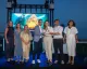Persone su un palco che ricevono un premio durante una cerimonia serale al Cannes Yachting Festival