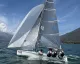 VX One con equipaggio in regata sul Lago di Como, vele gonfie e acqua mossa