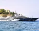 Tre grandi yacht ormeggiati al molo della Pilarella a Porto Santo Stefano, con il maggiore in primo piano.