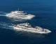 Due yacht Baglietto affiancati che navigano sul mare blu durante il Monaco Yacht Show