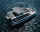 Catamarano bianco da 60 piedi con ampio tetto fotovoltaico visto dall'alto sull'acqua