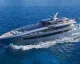 Yacht lungo 55 metri in navigazione con ampi ponti esterni e sundeck