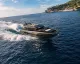 Yacht sportivo BRABUS AB110 in planata sul mare con ampia scia