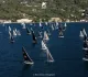 Vele della flotta Dolphin81 in regata sul Lago di Garda viste dall'alto durante la partenza.