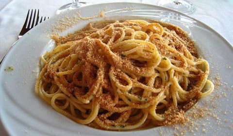 Spaghetti con alici e mollica di pane alla catanese