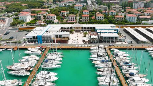 Marina Cala de' Medici: nuovi investimenti e allestimenti per i negozi e le attività commerciali del porto turistico toscano