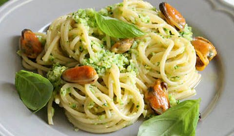 Spaghetti di grano saraceno con cozze e broccoli