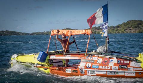 Christophe Papillon attraversa l'Oceano Atlantico su un'imbarcazione a remi