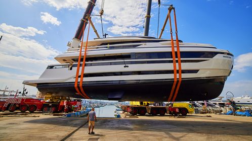 EXTRA Yachts, brand di ISA Yachts, ha varato il nuovo X96 TRIPLEX: un connubio di volumi ed eleganza