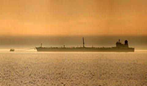 Le sette sorelle sui mari: storia, luci ed ombre del trasporto marittimo di idrocarburi